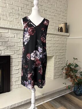 Maurices Black Floral Sleeveless V-Neck Shift Dress - Size Medium